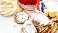 Poffertjes di Belanda teksturnya pipih dan dibuat dengan tepung buckwheat. Pelengkapnya beragam seperti strawberry segar dan whipped cream. Foto: Instagram texelfan_007