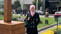 Bahkan ia juga mendapat hadiah dari Olla Ramlan berupa barang dari salah satu brand di tempatnya berpose. Dok. Instagram/mini_saputri