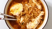 Bisa ditambah telor dan ayam rebus agar rasanya makin nikmat dan mengenyangkan. Foto: Instagram @bubminji