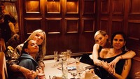 Ibu 3 anak ini sedang habiskan waktu bersama teman-teman perempuannya sambil makan. Restoran bernuansa klasik jadi pilihan mereka. Foto: Instagram katehudson