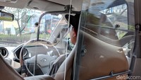 Dengan sekat kaca ini, pengemudi maupun penumpang jadi tak bisa menjangkau satu sama lain. Sehingga, tindakan kriminal seperti penodongan tidak akan terjadi. Foto: Sena Achari