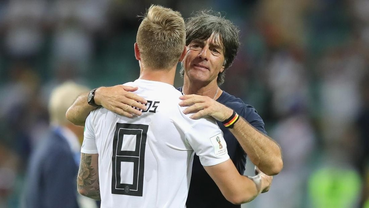 Toni Kroos tetap mendukung pelatih Jerman Joachim Loew. (Foto: Alexander Hassenstein/Getty Images)