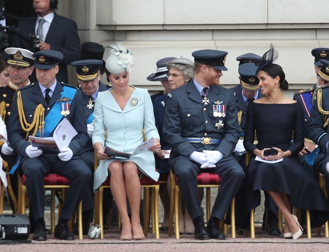 Meme itu pun menjadi viral karena memperlihatkan bahwa kehidupan pernikahan keluarga kerajaan bisa sangat relatable dengan kehidupan orang awam. Contohnya adalah dua pasangan Royal paling populer ini. Foto: Getty Images