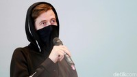 Alan Walker mengatakan bahwa dirinya terinspirasi dari beberapa tokoh fiksi dan game seperti Watchdog hingga tampil dengan masker dan kostum serba hitamnya itu.