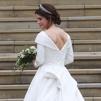 Kesan seksi terlihat dari potongan gaun bagian belakang yang dibuat backless dengan kerah V. Sepupu Pangeran William dan Harry itu pun tak ragu menunjukkan bekas luka di punggungnya akibat operasi skoliosis.  Foto: Getty Images