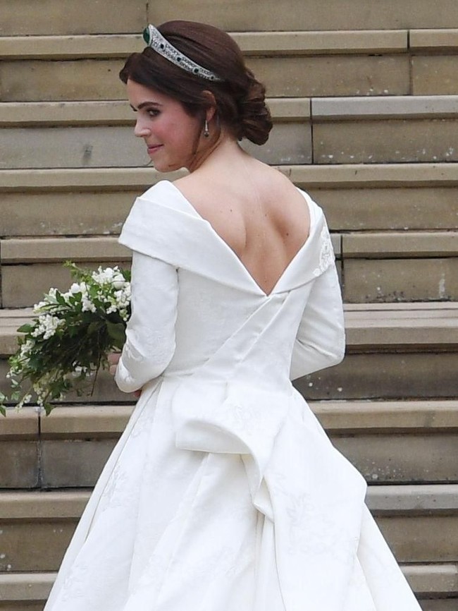 Kesan seksi terlihat dari potongan gaun bagian belakang yang dibuat backless dengan kerah V. Sepupu Pangeran William dan Harry itu pun tak ragu menunjukkan bekas luka di punggungnya akibat operasi skoliosis.  Foto: Getty Images