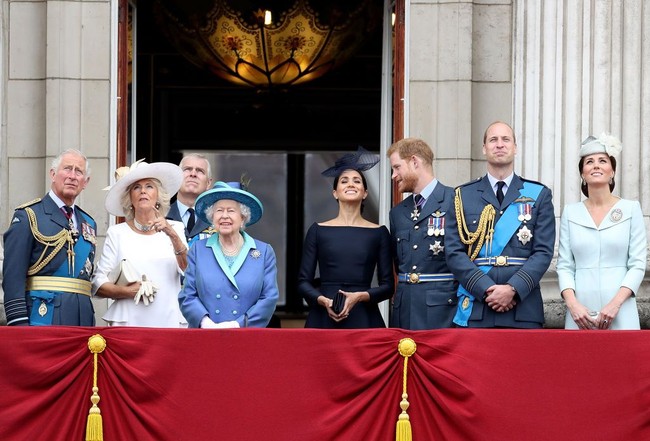 Dalam foto tersebut Pangeran William, Kate Middleton, Pangeran Harry dan Meghan Markle terlihat duduk bersandingan. Ketika Pangeran William dan Kate sibuk membaca buku panduan, Pangeran Harry dan Meghan justru asyik berpandang-pandangan. Foto: Getty Images