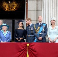 Dalam foto tersebut Pangeran William, Kate Middleton, Pangeran Harry dan Meghan Markle terlihat duduk bersandingan. Ketika Pangeran William dan Kate sibuk membaca buku panduan, Pangeran Harry dan Meghan justru asyik berpandang-pandangan. Foto: Getty Images