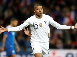 Tak cuma punya skill yang mumpuni, Kylian Mbappe juga berhati emas. Bintang muda Prancis ini menyumbangkan seluruh pendapatannya di Piala Dunia 2018 sebesar 500 ribu euro (Rp 9,2 miliar) untuk menyediakan alat-alat olahraga untuk anak-anak disabilitas. Foto: Stephane Mahe/Reuters