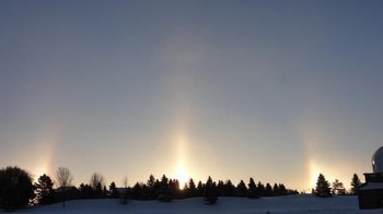 Satu lagi dari Minnesota, tampak seperti ada tiga Matahari yang menyinari dari balik pohon. Foto: Twitter/NWSTwinCities