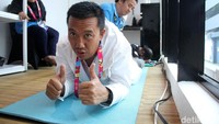 Setelah mendaftar beliau langsung dipijat oleh pemijat difabel.