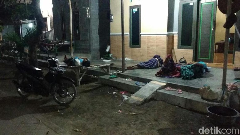 Penampakan Warga Tidur di Luar Rumah Takut Gempa Situbondo Susulan Penampakan Warga Tidur di Luar Rumah Takut Gempa Situbondo Susulan