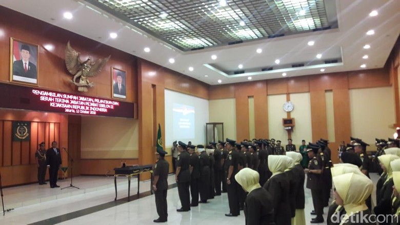 Jaksa Agung Lantik 7 Kepala Kejaksaan Tinggi Jaksa Agung Lantik 7 Kepala Kejaksaan Tinggi