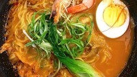 Suka yang pedas menyengat? Bisa tambah kimchi sawi putih, udang dan telor rebus. Segar banget! Foto: Instagram @hmartofficia