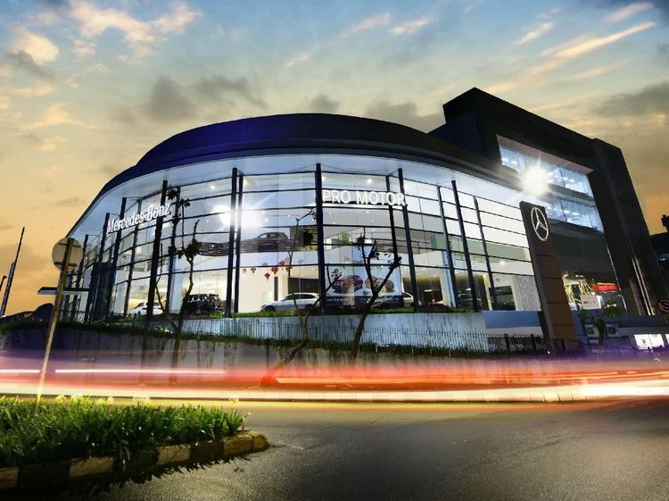 Mercedes Resmikan Dua Showroom