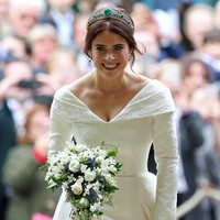 Gaun pernikahan Putri Eugenie datang dari desainer Inggris Peter Piloto dan Christopher de Vos. Gaun tersebut memiliki ekor panjang yang menyapu lantai.  Foto: REUTERS/Toby Melville