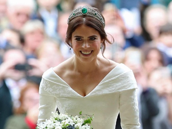 putri eugenie WINDSOR, ENGLAND - OCTOBER 12: Princess Eugenie of York and her father Prince Andrew, Duke of York arrive for the wedding of Princess Eugenie of York to Jack Brooksbank at St. Georges Chapel on October 12, 2018 in Windsor, England. (Photo by Jeremy Selwyn - WPA Pool/Getty Images)