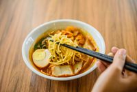 2 Orang Tewas dan 61 Lainnya Dapat Penanganan Medis Usai Makan Laksa Malaysia