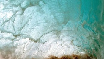 Bukan tempat yang beratap, melainkan sebuah gulungan ombak air laut. (Foto: Brightside)