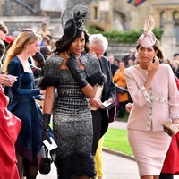 Kehadiran Naomi Campbell di pernikahan Putri Eugenie langsung menjadi sorotan dengan gaun monokrom yang dihiasi aksen bulu. Penampilannya dikemas edgy dengan sarung tangan kulit dan topi ornamen bunga. Foto: Getty Images