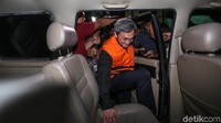 Eddy Sindoro disangkakan melanggar Pasal 5 ayat 1 huruf a dan/atau Pasal 5 ayat 1 huruf b atau Pasal 13 Undang-Undang Nomor 31 Tahun 1999 sebagaimana diubah dengan Undang-Undang Nomor 20 Tahun 2001 tentang Pemberantasan Tindak Pidana Korupsi juncto Pasal 64 juncto Pasal 55 ayat 1 ke-1 KUHP.
