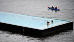 Foto: Kolam Renang Terapung di Tengah Sungai