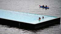Foto: Wisatawan asyik bersantai di kolam renang (Alexander Koerner/Getty Images for Zalando)