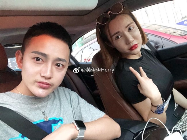 Sadar bisa menikmati banyak manfaat dari wajahnya, ia kemudian menghabiskan uang untuk berinvestasi di rumah sakit bedah kosmetik, industri katering, dan toko online. Hal tersebut menjadikan Fuyuyi sebagai wanita kaya dengan penghasilan besar. Foto: dok. Weibo