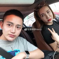 Sadar bisa menikmati banyak manfaat dari wajahnya, ia kemudian menghabiskan uang untuk berinvestasi di rumah sakit bedah kosmetik, industri katering, dan toko online. Hal tersebut menjadikan Fuyuyi sebagai wanita kaya dengan penghasilan besar. Foto: dok. Weibo