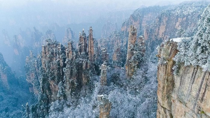 Taman Nasional Zhangjiajie Amazing road in Tianmen Mountain, Zhangjiajie National Park, China