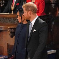 Pangeran Harry dan Meghan Markle masuk ke dalam gereja untuk menyaksikan pemberkatan perkawinan Putri Eugenie dan Jack Brooksbank. Di gereja yang sama, sejoli ini mengikrarkan janji pernikahan mereka Mei lalu. Meghan juga memakai gaun pengantin Givenchy. (Foto: Getty Images)