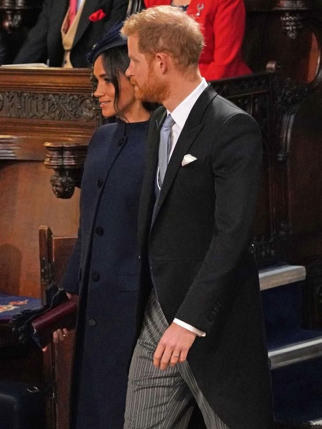 Pangeran Harry dan Meghan Markle masuk ke dalam gereja untuk menyaksikan pemberkatan perkawinan Putri Eugenie dan Jack Brooksbank. Di gereja yang sama, sejoli ini mengikrarkan janji pernikahan mereka Mei lalu. Meghan juga memakai gaun pengantin Givenchy. (Foto: Getty Images)