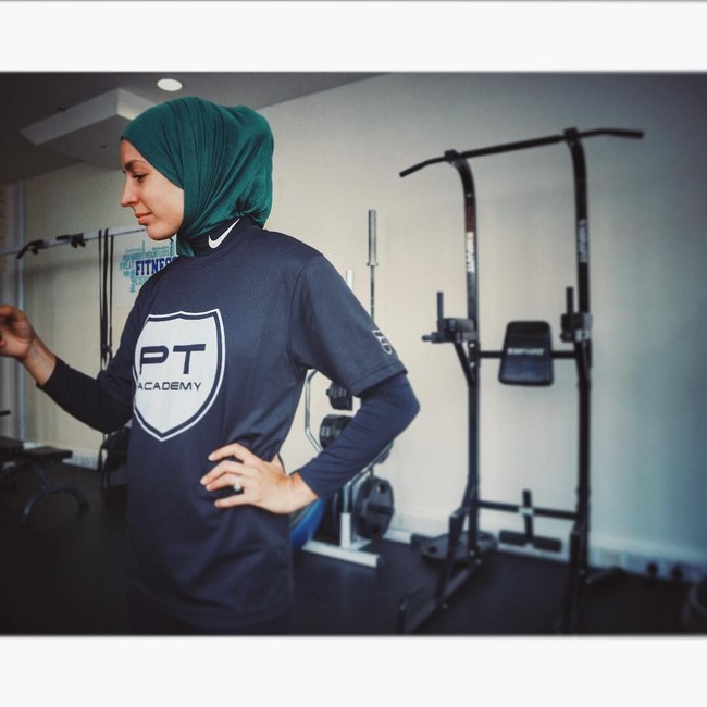 Kini, Nasrine menjadi pelatih Fitness sekaligus Muai Thai di Thailand. Ia mencuri perhatian karena mengenakan hijab setiap harinya. Foto: Instagram/hijabi.lifts
