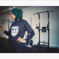 Kini, Nasrine menjadi pelatih Fitness sekaligus Muai Thai di Thailand. Ia mencuri perhatian karena mengenakan hijab setiap harinya. Foto: Instagram/hijabi.lifts