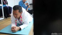 Dia dipijat dari posisi duduk hingga tiduran.