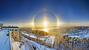 Indahnya sun dog di dekat Stockhol, Swedia. Foto: NASA