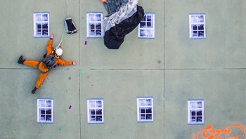 Seorang fotografer yang sukses mengabadikan momen seorang penerjun payung mendarat di tembok. (Foto: Brightside)