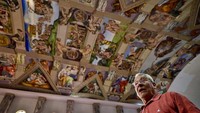 Inilah Miguel Fransisco Macias, pensiunan desainer grafis yang berani memindahkan Kapel Sistina ke Mexico City, ibu kota Meksiko. Memindahkan ini bukan arti sebenarnya, melainkan hanya lukisan spektakuler Michelangelo saja yang dipindah (AFP/Getty Images)  