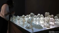 Patung-patung manusia karya I Wayang Upadana yang berwarna bening yang merupakan imajinasi mengenai kehidupan pariwisata Bali yang berdampingan dengan nilai-nilai tradisi dan spiritual.