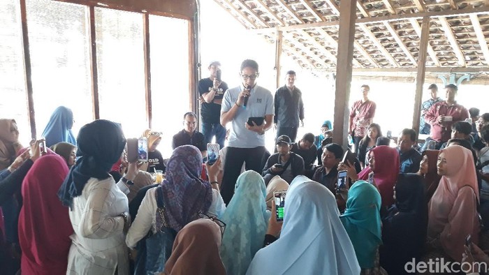 Sandiaga Uno berpesan agar pegiat medsos jangan nyinyir dan menyebarkan berita positif (Foto: Pradito Rida Pertana/detikcom) Sandiaga Uno berpesan agar pegiat medsos jangan nyinyir dan menyebarkan berita positif (Foto: Pradito Rida Pertana/detikcom)