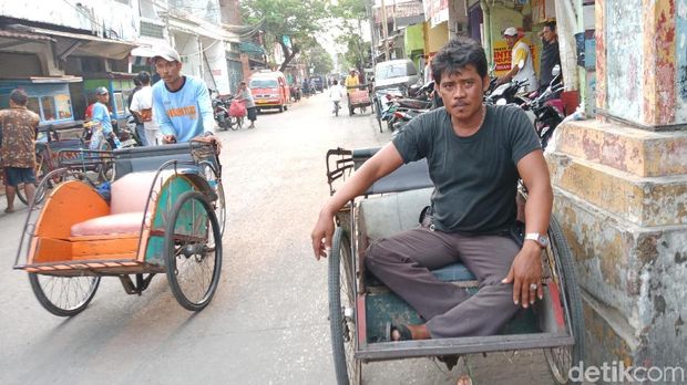 Para sopir becak kecewa atas penolakan rencana legalisasi kembali becak untuk beroperasi