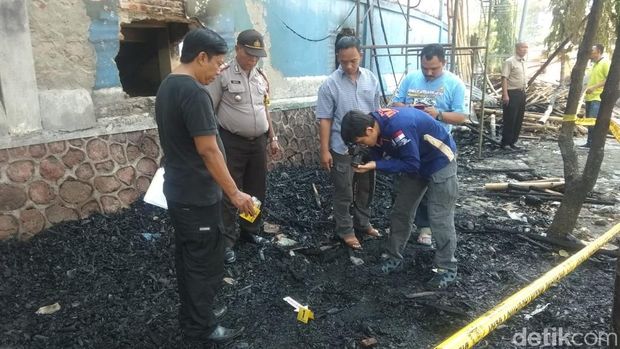 Kayu-kayu ludes terbakar/