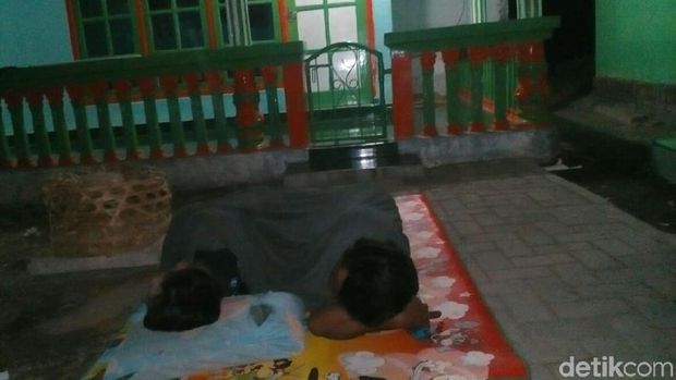 Bahkan ada yang tidur di halaman rumah
