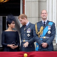 Begitu pun saat mereka menyaksikan atraksi pesawat yang disajikan Angkatan Udara. William dan Kate tampak serius menyaksikan atraksi, sedangkan Harry dan Meghan mencuri-curi kesempatan untuk mengobrol. Foto: Getty Images