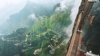 Di sana ada berbagai atraksi wisata menarik. Di atas ketinggian ribuan meter tersebut, traveler bisa melalui jembatan kaca yang ekstrem sampai bermain sepeda. Istimewa/iStock   