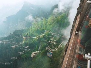 Santuy! Pembersih Sampah di Gunung Tianmen Ini Bergelantungan Bak Spiderman