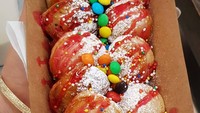Meriah ya! Inilah poffertjes dengan saus strawberry dan limpahan permen Smarties. Foto: Instagram miniz.pancakes