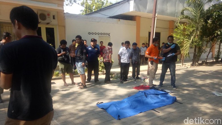 Mayat Pria dengan Luka Tusuk Ditemukan di Dinas PU Makassar Mayat Pria dengan Luka Tusuk Ditemukan di Dinas PU Makassar