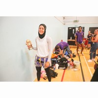 Orang-orang kadang terpukau melihatku berlatih dengan busana tertutup di seluruh tubuh. Mereka juga terkejut saya tetap bisa menandingin mereka meski dengan pakaian seperti ini, tandas Nasrine dilansir dari Muslim Obersver. Foto: Instagram/hijabi.lifts