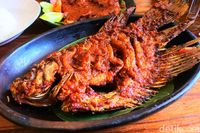 Putera Lombok: Mantap Betul! Ayam Kampung Plecingan dan Sate Rembiga Pedas Juicy